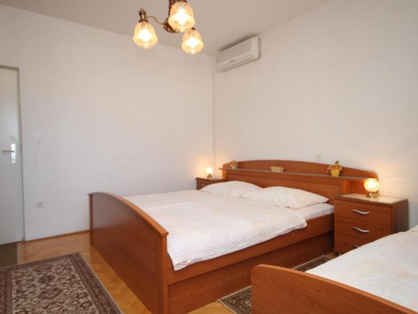 Rooms with a parking space Makarska - 6778 : photo 2 de la chambre chambre triple avec balcon