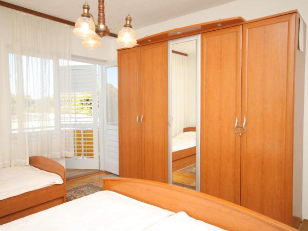 Rooms with a parking space Makarska - 6778 : photo 3 de la chambre chambre triple avec balcon
