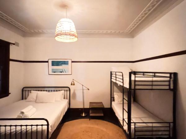 Charing Cross Hotel : photo 5 de la chambre chambre avec 2 grands lits queen-size