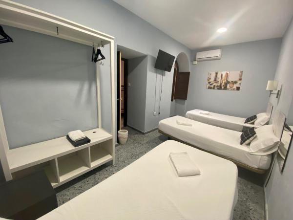Patio de la Plateria : photo 1 de la chambre chambre triple avec salle de bains commune