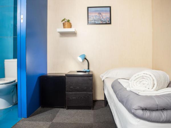 Urbany Hostel Barcelona : photo 1 de la chambre chambre simple avec salle de bains privative