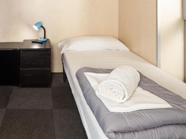 Urbany Hostel Barcelona : photo 2 de la chambre chambre simple avec salle de bains privative