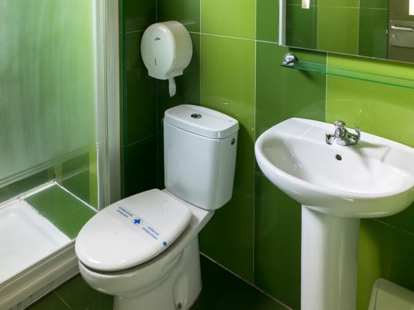 Urbany Hostel Barcelona : photo 7 de la chambre chambre lits jumeaux avec salle de bains privative