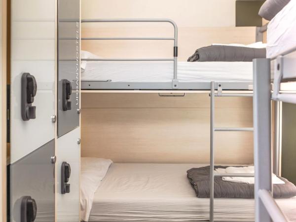 Urbany Hostel Barcelona : photo 7 de la chambre chambre lits jumeaux avec salle de bains privative