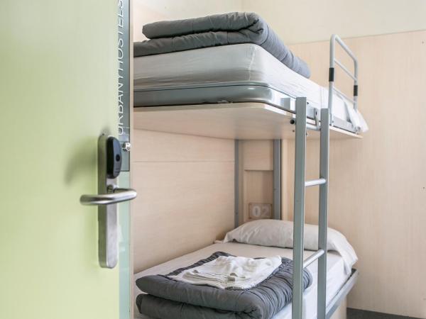 Urbany Hostel Barcelona : photo 8 de la chambre chambre lits jumeaux avec salle de bains privative