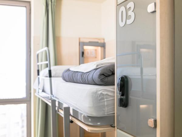 Urbany Hostel Barcelona : photo 3 de la chambre chambre lits jumeaux avec salle de bains privative