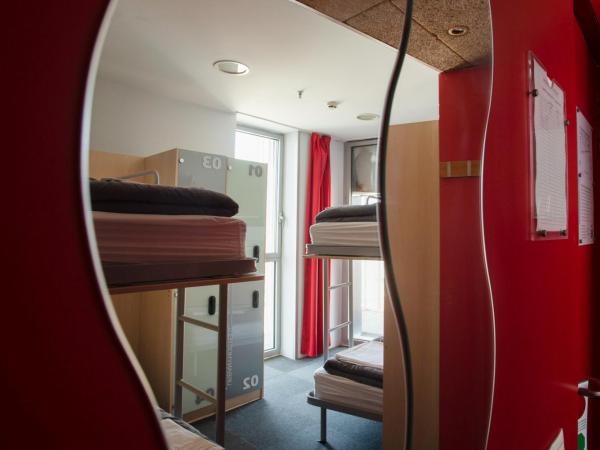 Urbany Hostel Barcelona : photo 6 de la chambre lit simple dans dortoir pour femmes