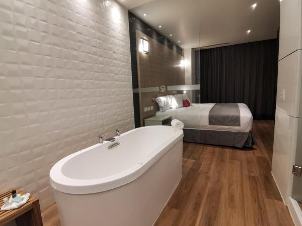 Ramada Encore by Wyndham Guadalajara Aeropuerto : photo 8 de la chambre suite lit king-size détente - non-fumeurs