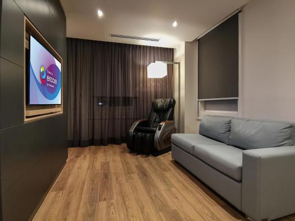 Ramada Encore by Wyndham Guadalajara Aeropuerto : photo 5 de la chambre suite lit king-size détente - non-fumeurs