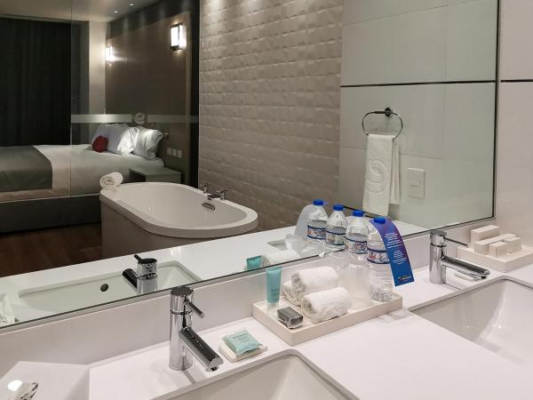 Ramada Encore by Wyndham Guadalajara Aeropuerto : photo 6 de la chambre suite lit king-size détente - non-fumeurs