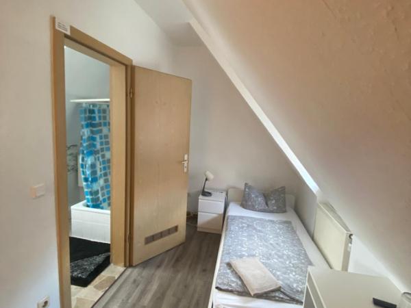 Hostel Nuremberg : photo 3 de la chambre chambre lits jumeaux avec salle de bains privative