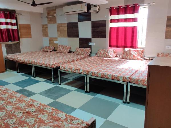 S.S.K RESIDENCY : photo 2 de la chambre dortoir mixte de 8 lits