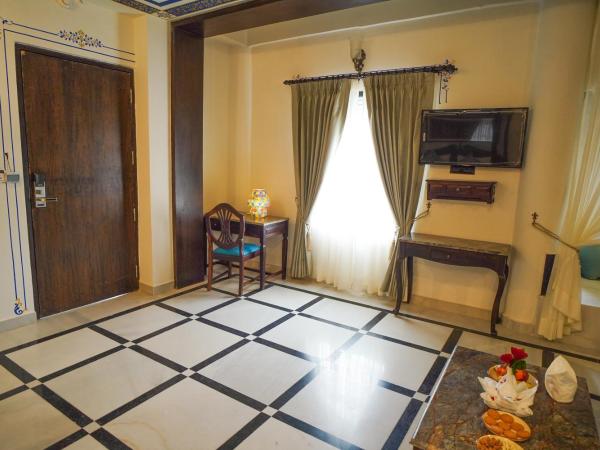 The Amar Mahal by Trulyy : photo 6 de la chambre suite