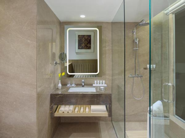 Radisson Gurugram Udyog Vihar : photo 1 de la chambre deluxe room with 10% discount on f&b services and spa 1+1 happy hours from 3:00 pm till 6:00 pm, guaranteed early check-in & late check-out for up to 2 hours