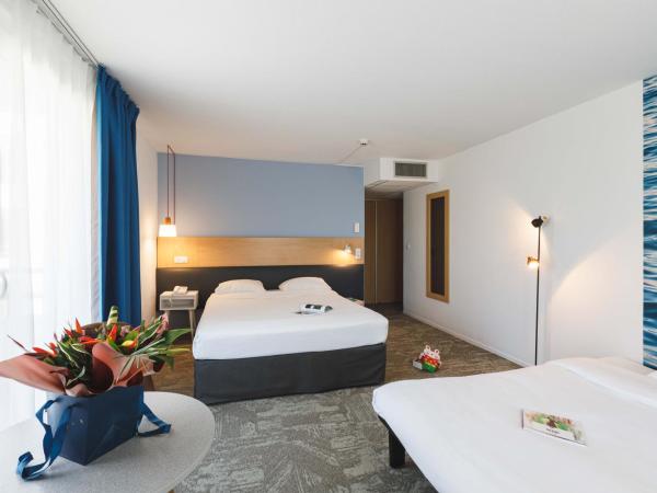 ibis Styles Aix les Bains Domaine de Marlioz : photo 3 de la chambre chambre double avec canapé-lit et terrasse