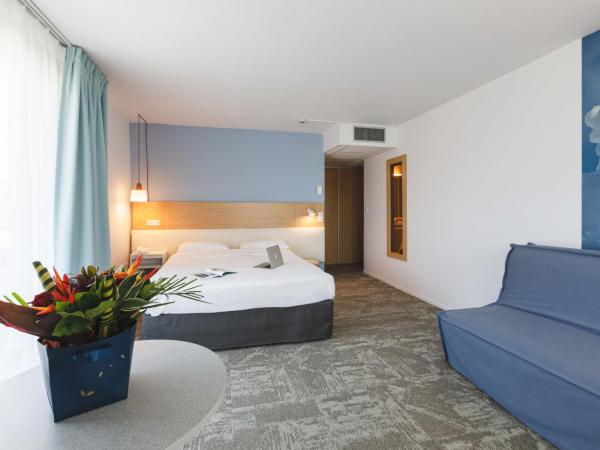 ibis Styles Aix les Bains Domaine de Marlioz : photo 4 de la chambre chambre double avec canapé-lit et terrasse