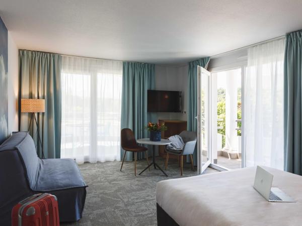 ibis Styles Aix les Bains Domaine de Marlioz : photo 6 de la chambre chambre double avec canapé-lit et terrasse