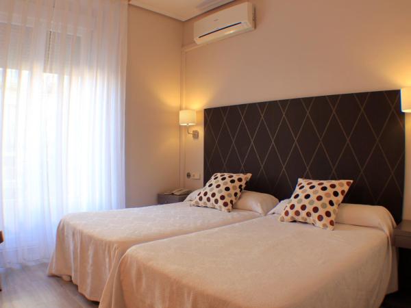 Hostal Oriente : photo 7 de la chambre chambre double ou lits jumeaux - vue sur ville