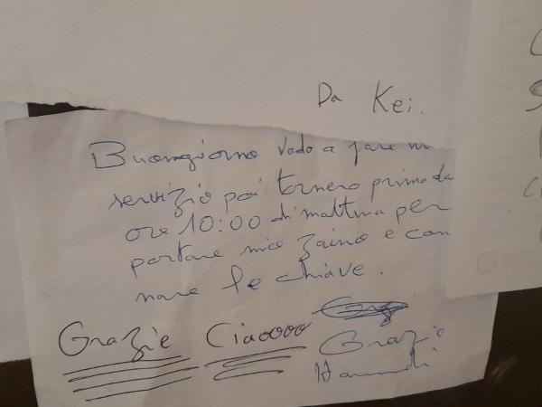 Vicino di Centro e Universita Stanza con balcone : photo 6 de la chambre chambre double ou lits jumeaux