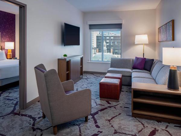 Hyatt House Tampa Downtown : photo 3 de la chambre suite 1 chambre lit king-size avec cuisine et canapé-lit