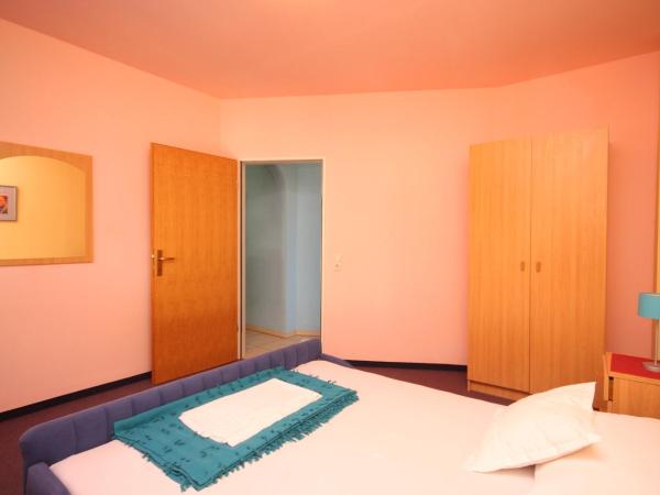 Apartments and rooms with parking space Makarska - 6834 : photo 5 de la chambre appartement 1 chambre avec balcon