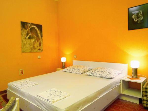 Apartments and rooms with parking space Makarska - 6644 : photo 1 de la chambre studio avec terrasse