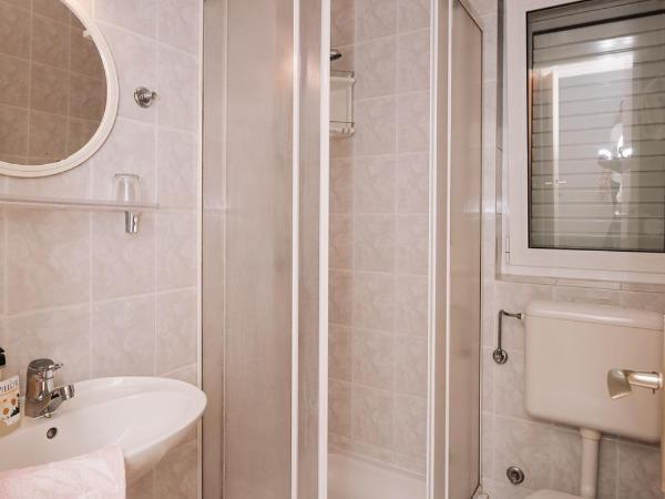 Apartments and rooms with parking space Novalja, Pag - 6482 : photo 4 de la chambre chambre lits jumeaux avec balcon - vue sur mer