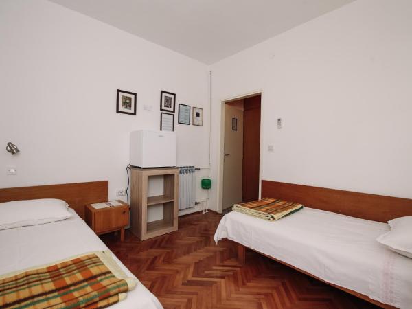 Apartments and rooms with parking space Novalja, Pag - 6482 : photo 2 de la chambre chambre lits jumeaux avec balcon - vue sur mer