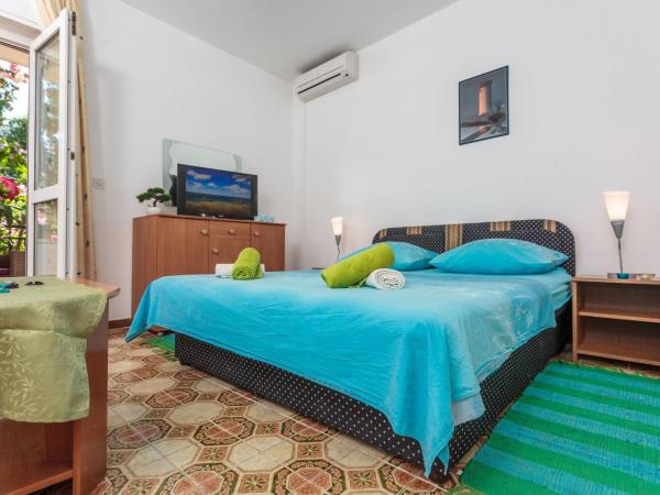 Rooms by the sea Mavarstica, Ciovo - 10335 : photo 2 de la chambre chambre lits jumeaux avec terrasse - vue sur mer 