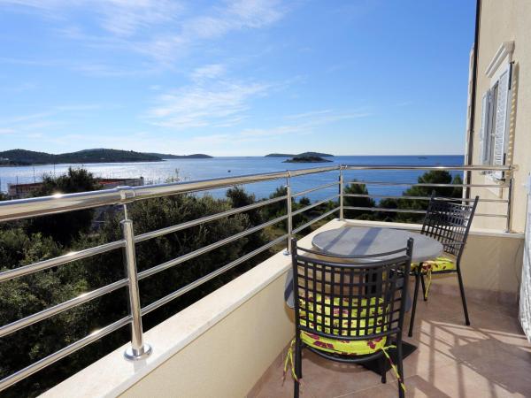 Apartments and rooms with parking space Rogoznica - 10339 : photo 6 de la chambre chambre double avec balcon - vue sur mer