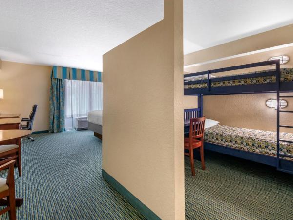 Holiday Inn Resort Orlando - Lake Buena Vista, an IHG Hotel : photo 2 de la chambre suite lit king-size avec 2 lits superposés - vue sur piscine