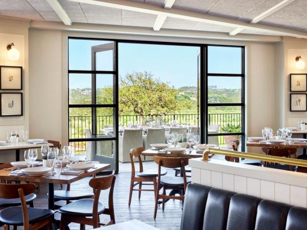 Omni Barton Creek Resort and Spa Austin : photo 9 de la chambre chambre deluxe pour personnes à mobilité réduite avec lit king-size et douche accessible en fauteuil roulant