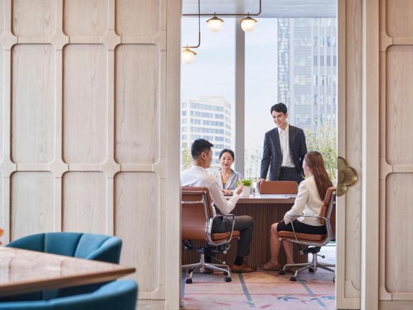 Shangri-La Qiantan, Shanghai : photo 4 de la chambre hébergement lit king-size premier horizon