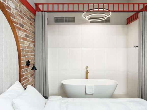 Radisson RED Gdansk, Wyspa Spichrzów : photo 1 de la chambre granary island suite with river view