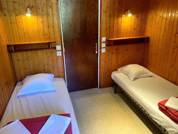 Hébergement Artense : photo 1 de la chambre chambre lits jumeaux avec salle de bains privative