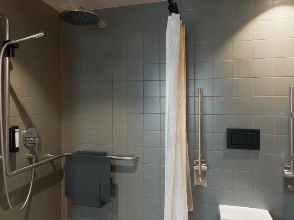 Cocoon Salzburg : photo 8 de la chambre chambre lits jumeaux pour personnes à mobilité réduite