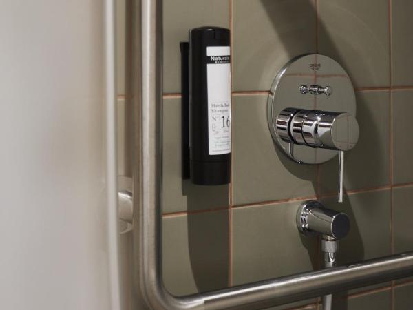 Cocoon Salzburg : photo 7 de la chambre chambre lits jumeaux pour personnes à mobilité réduite