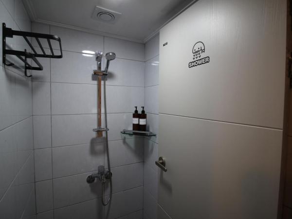 Bunk Backpackers Guesthouse : photo 5 de la chambre lit dans dortoir mixte de 6 lits