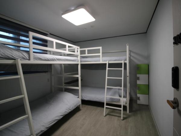 Bunk Backpackers Guesthouse : photo 5 de la chambre lit dans dortoir mixte de 4 lits