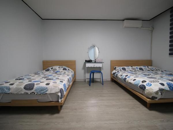 Bunk Backpackers Guesthouse : photo 4 de la chambre chambre triple avec salle de bains privative