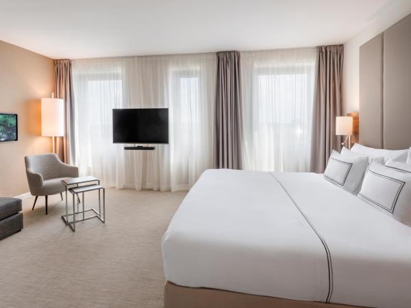 Meliá Düsseldorf : photo 10 de la chambre suite junior the level avec accès au salon exécutif