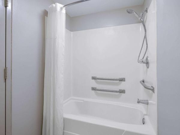 Days Inn & Suites by Wyndham Savannah Midtown : photo 3 de la chambre chambre lit king-size - accessible aux personnes à mobilité réduite - non-fumeurs