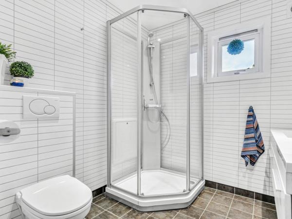 private room in shared apartment : photo 4 de la chambre chambre double avec salle de bains commune