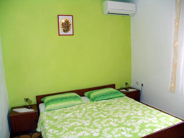 Apartments and rooms with parking space Krk - 14322 : photo 1 de la chambre chambre double