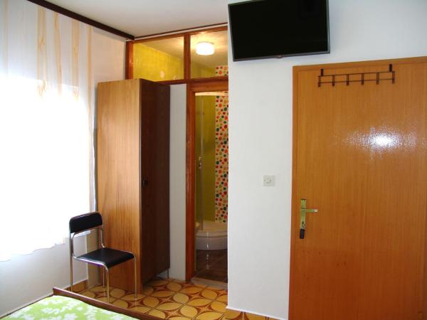 Apartments and rooms with parking space Krk - 14322 : photo 2 de la chambre chambre double