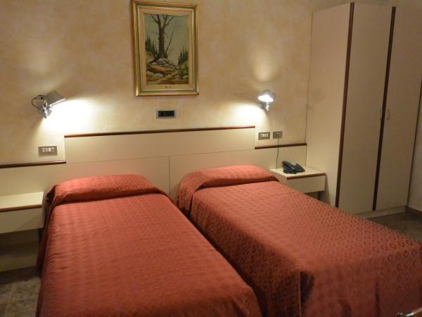 Le Petit Hotel : photo 2 de la chambre chambre double ou lits jumeaux Économique