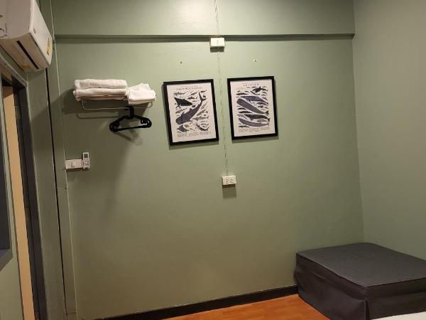 Achcha hotel - itsaraphap MRT station - Wat Arun : photo 6 de la chambre chambre familiale supérieure