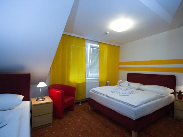 Hotel City Residence : photo 3 de la chambre chambre triple avec salle de bains privative