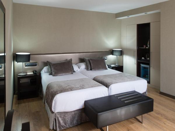 Catalonia Avinyo : photo 1 de la chambre chambre double ou lits jumeaux supérieure avec terrasse
