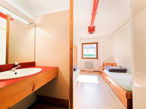 Auberge de Jeunesse HI Chamonix : photo 1 de la chambre chambre privée avec 2 lits